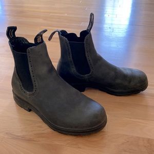 Blundstone 1630 - Rustic black hi top boots.